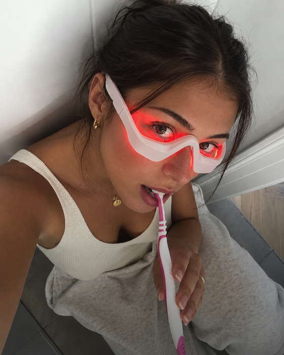 Cliente che si lava i denti con LumiEyes acceso