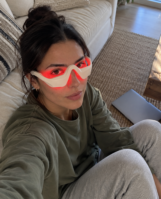 Cliente seduta sul pavimento accanto al divano con LumiEyes acceso