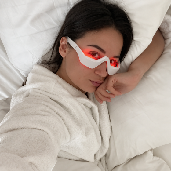 Cliente sdraiata a letto, in vestaglia, con LumiEyes acceso