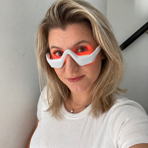 Cliente a casa che si fa un selfie con LumiEyes acceso