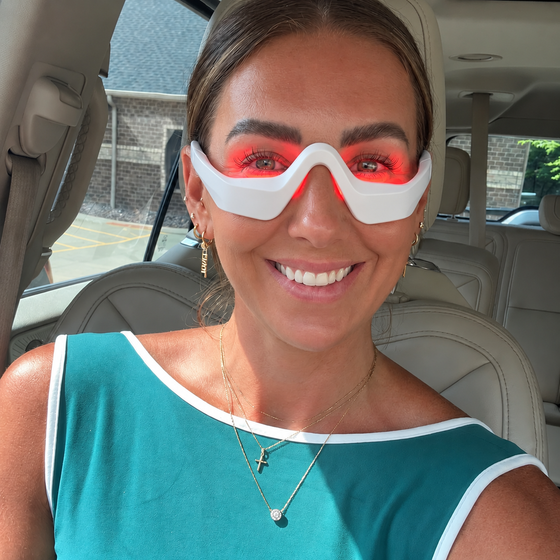 Cliente sorridente in macchina con LumiEyes acceso